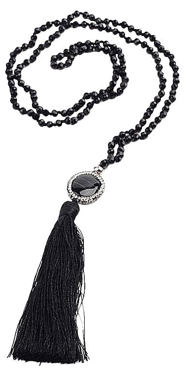 Lange zwarte handgeknoopte edelstenen ketting met agaat, stras steentjes en kwastje liggend| Long Bright Black Agate Tassel