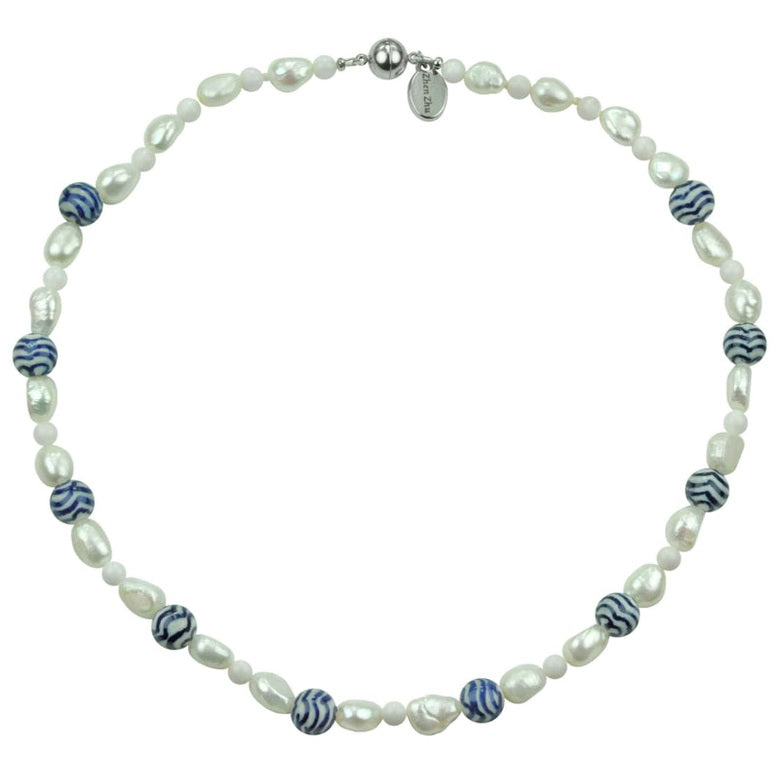 Zoetwater parelketting met witte parels, kralen met Delfts blauw motief en magneetslotje | Hollands Glorie Golfje