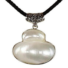 Detail van witte parelmoeren schelpen ketting | Kalabash