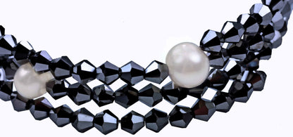 Detail van wit zoetwater parel wikkelarmband met hematiet zwarte stras steentjes | Pearl W Metalic Hematite