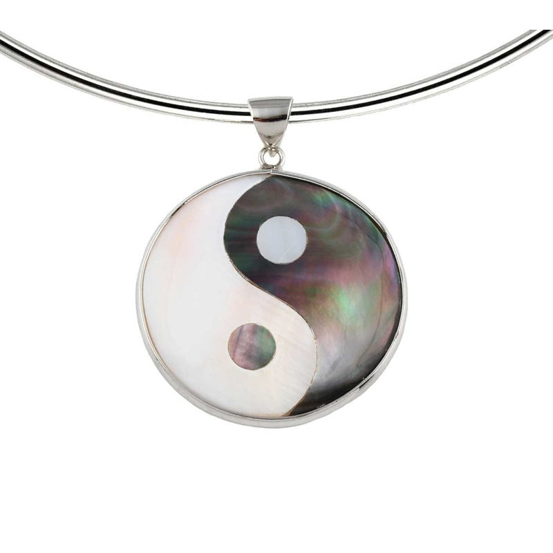 Detail van parelmoeren ketting met kleine Yin Yang hanger | Yin Yang Choker Small