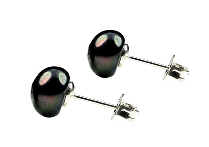 Zwarte zoetwater parel oorbellen met sterling zilveren oorstekers, parel oorknopjes, zijaanzicht