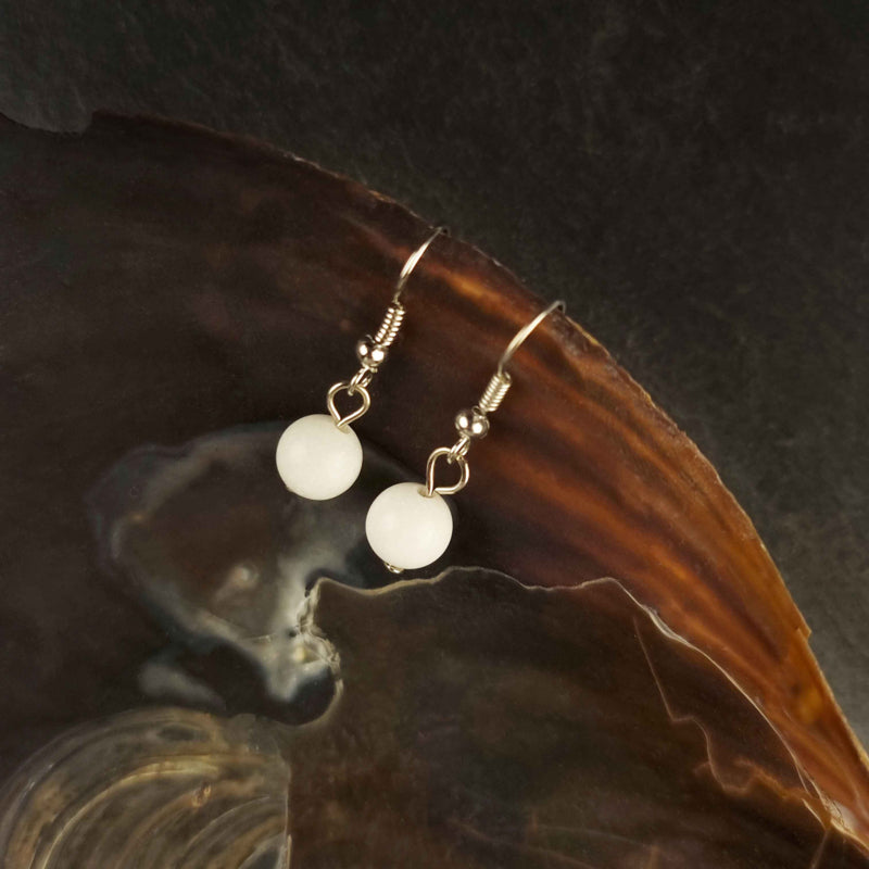 Witte edelstenen oorbellen met jade en sterling zilver (925) hangend in schelp  | Dangling White Jade