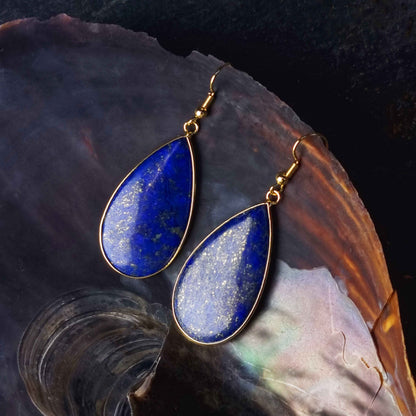 Blauwe edelstenen oorbellen met lapis lazuli en goud edelstaal hangend in schelp| Big Teardrop Lapis Lazuli Gold