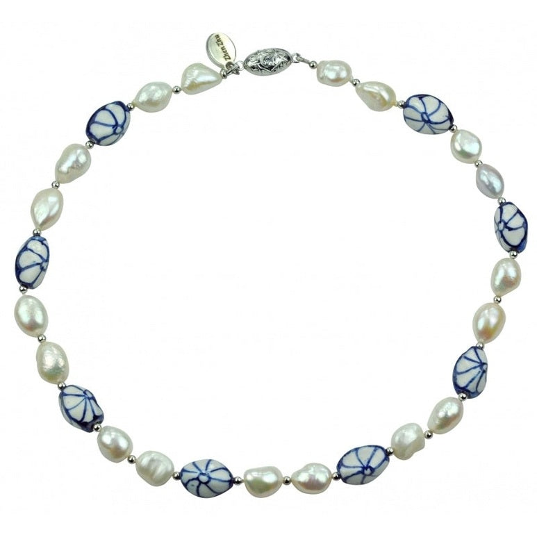 Zoetwater parelketting met witte parels, kralen met Delfts blauw en magneetslotje | Hollands Glorie Ovale Bloem