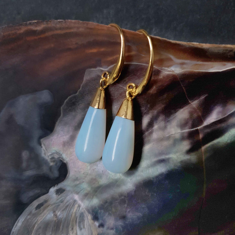 Licht blauwe edelsten oorbellen met opaal hangend in schelp | Long Gold Dip Sea Opal