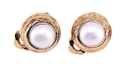 Witte zoetwater parel clips oorbellen met gouden rand | One Gold Clip Pearl