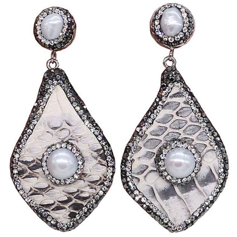 Grote zoetwater parel oorbellen met witte parel en stras steentjes | Bright Pearl Big Snake Leather