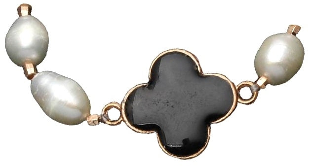 Detail van wit zoetwater parel armband met zwart gestileerd klavertje 4 en rosé goud | Pearl Four Leah Clover Black