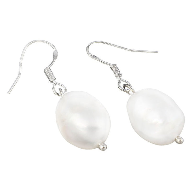 Witte zoetwater parel oorbellen met sterling zilveren oorbelhaakjes liggend | Keishi