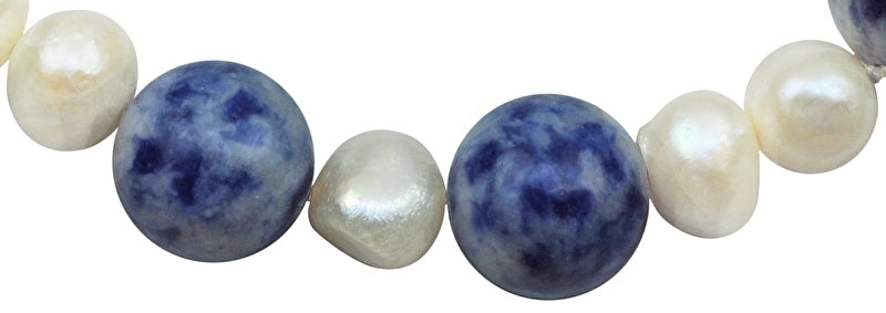 Detail van zoetwater parel armband met blauwe edelstenen | Pearl Blue Spot