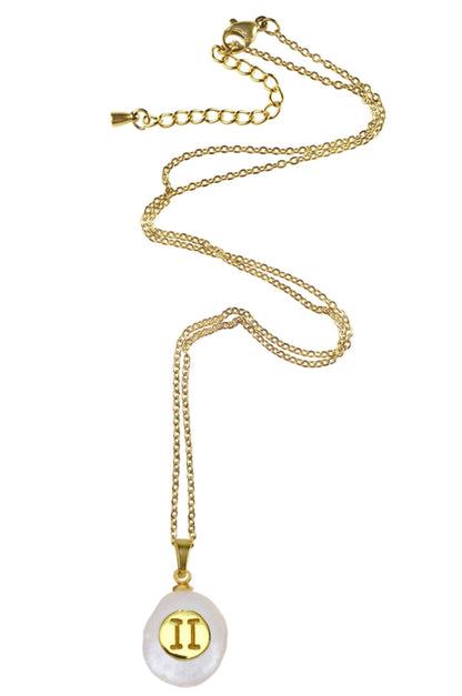 Witte zoetwater parelketting met hanger en symbool van sterrenbeeld Tweeling en goud edelstaal liggend | Gouden Sterrenbeeld Tweeling