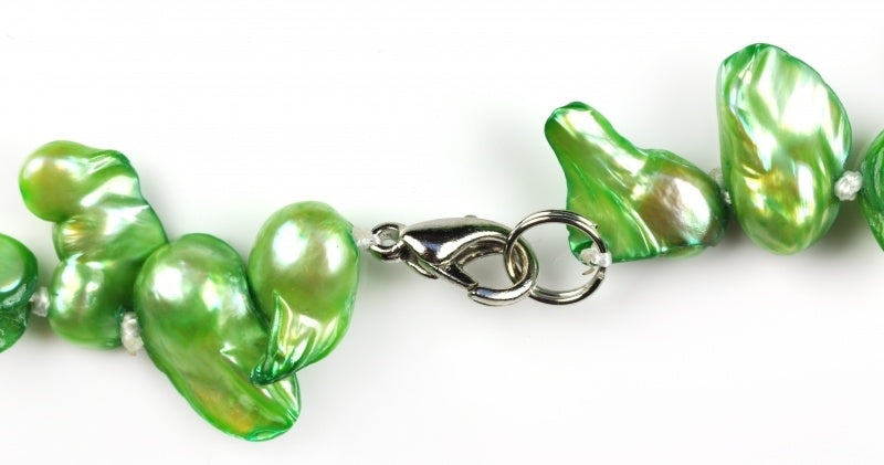 Slotje van handgeknoopte zoetwater parelketting met groene parels en sterling zilver (925) | Green Blister