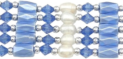 Detail van wit zoetwater parel armband met blauwe magnetiet stenen | Wrap Magnetite Blue Pearl