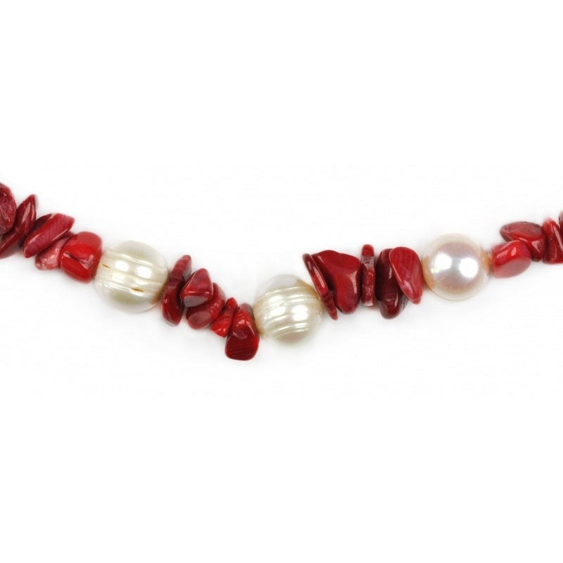 Detail van zoetwater parelketting met witte parels, rood koraal en magneetslotje | Coral Bold