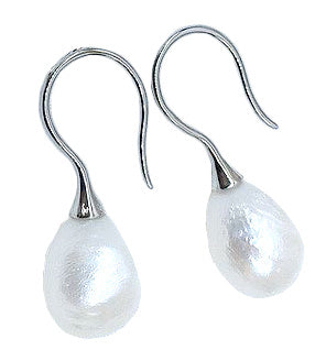 Zoetwater parel oorbellen met witte barok parels en sterling zilver (925) schuin | Mayla White