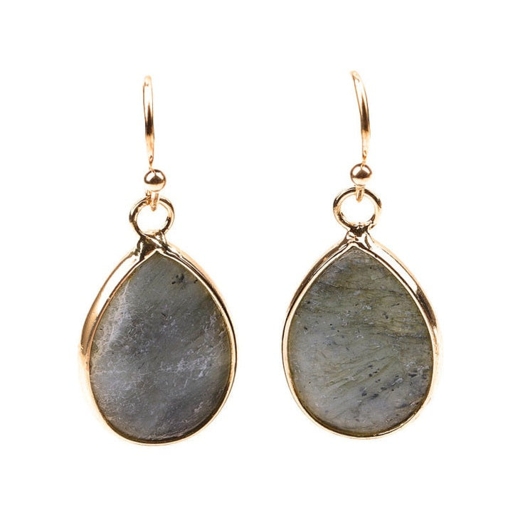 Edelstenen oorbellen met labradoriet in druppel vorm en goud edelstaal | Labradorite Small Teardrop