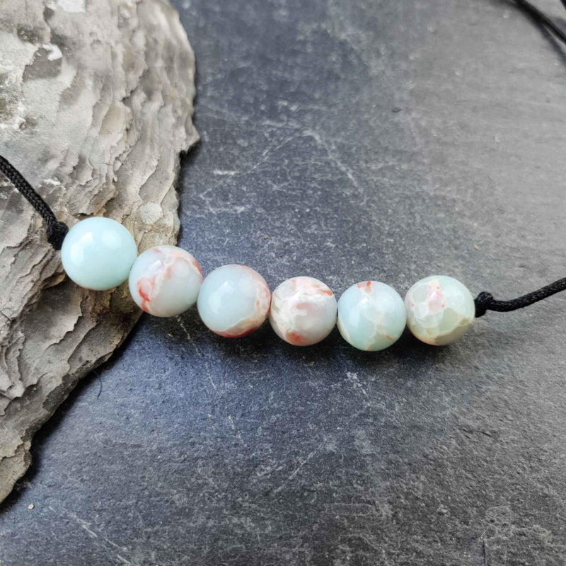 Detail van edelstenen schuif armband met edelsteen Shoushan liggend op leisteen | Shoushan Asjustable