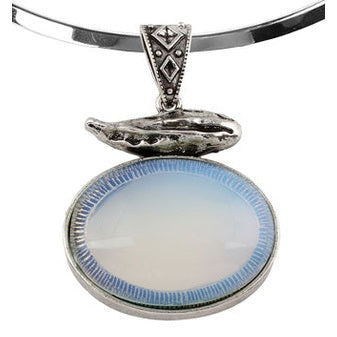 Detail van blauwe edelstenen ketting met zee opaal | Sea Opal Choker