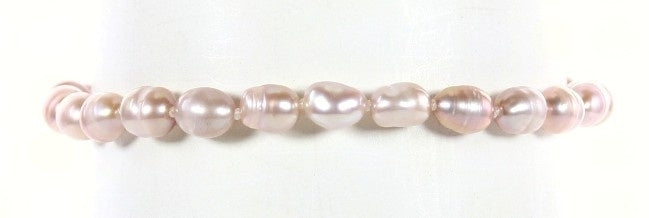 Handgeknoopt zoetwater parel armband met zalm roze parels en sterling zilver (925)op display | Pini