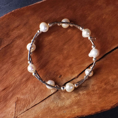 Wit zoetwater parel wikkel armband liggend op schors bovenaanzicht | Pearl Metal Wrap