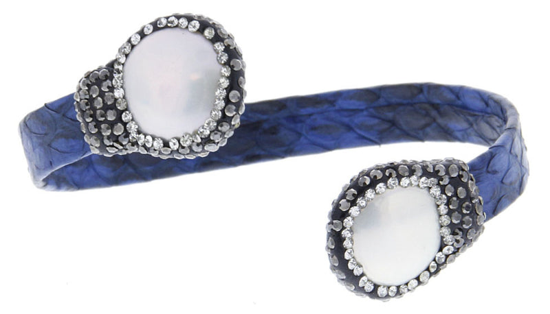 Zoetwater parel armband met witte parel, stras steentjes en blauw leer | Bright Two Big Pearl Blue Leather
