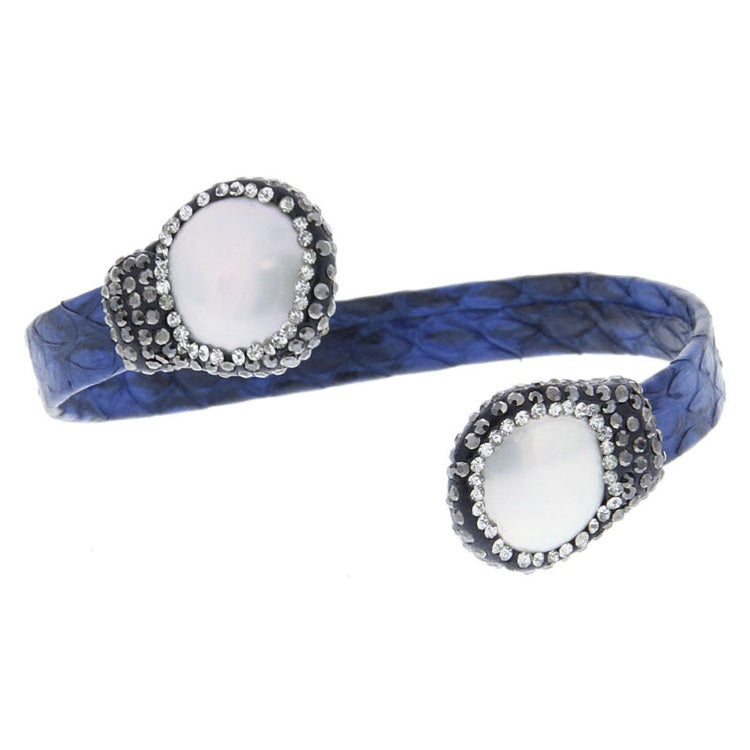Zoetwater parel armband met witte parel, stras steentjes en blauw leer | Bright Two Big Pearl Blue Leather