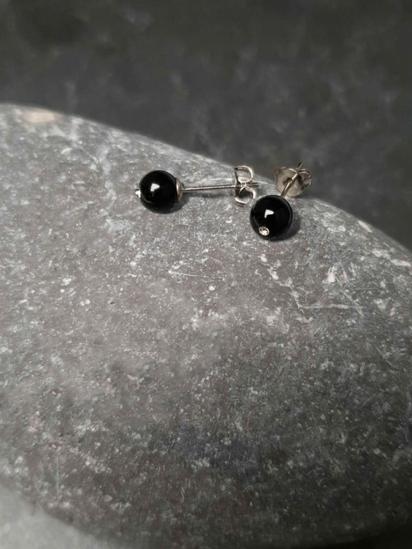 Zwarte edelstenen oorbellen met stras steentje , 6 mm oorknopjes liggend op kei | Bling Black Agate Small