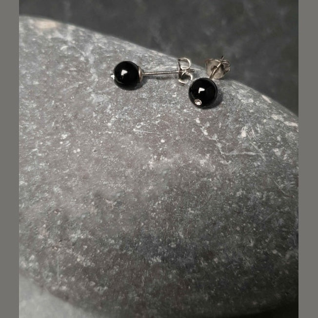 Zwarte edelstenen oorbellen met stras steentje , 6 mm oorknopjes liggend op kei | Bling Black Agate Small