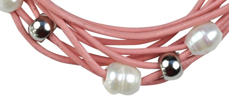 Detail van wit zoetwater parel armband met roze leer en stras steentjes | Bling Pearl Pink