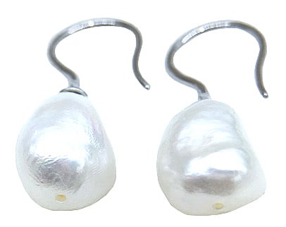 Zoetwater parel oorbellen met witte barok parels en sterling zilver (925) liggend | Mayla White