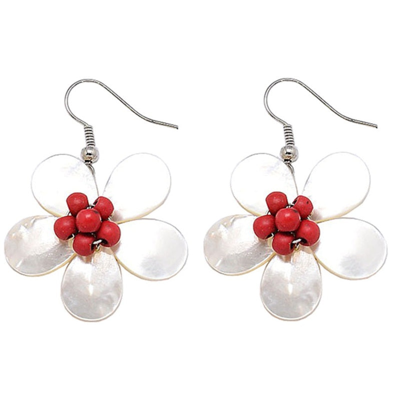 Parelmoeren oorbellen met wit parelmoer in de vorm van een bloem en zilver edelstaal | White Shell Flower Red Stone