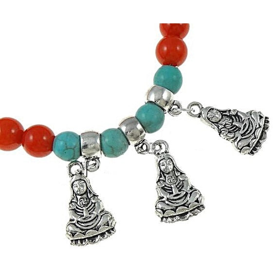Detail van elastisch rood koraal armband met turkoois en 3 boeddha bedeltjes | Coral Buddha
