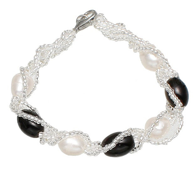 Wit zoetwater parel armband, vooraanzicht | Twine Pearl Black Glass