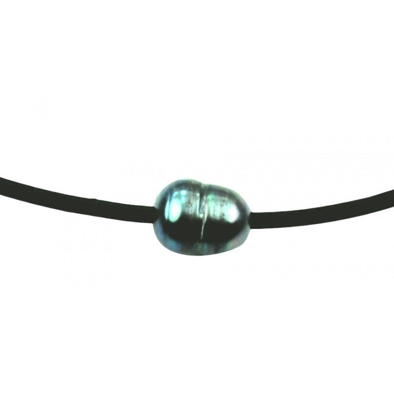 Detail van zoetwater parelketting met grijs blauwe parel en zwart leer | Black Leather Pearl Grey