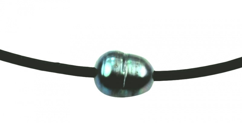 Detail van zoetwater parelketting met grijs blauwe parel en zwart leer | Black Leather Pearl Grey