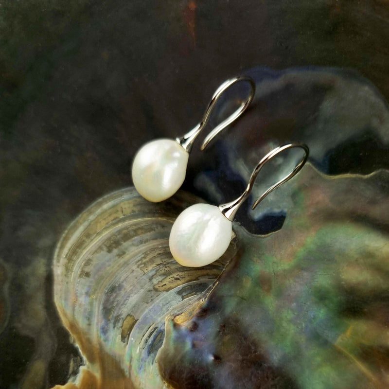Zoetwater parel oorbellen met witte barok parels en sterling zilver (925) liggend in schelp | Mayla White
