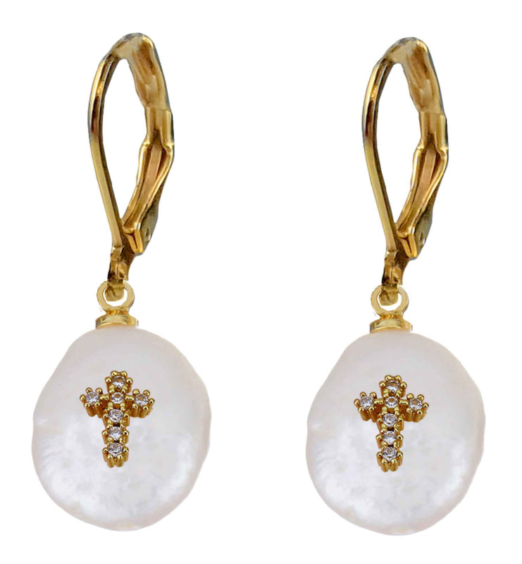 Witte zoetwater parel oorbellen met goud edelstaal en parel hanger is voorzien van stras steentjes in een kruis