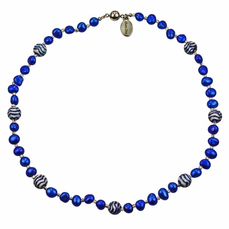 Zoetwater parelketting met blauw parels, kralen met Delfts blauw motief en magneetslotje | Hollands Glorie Golfje Blauw