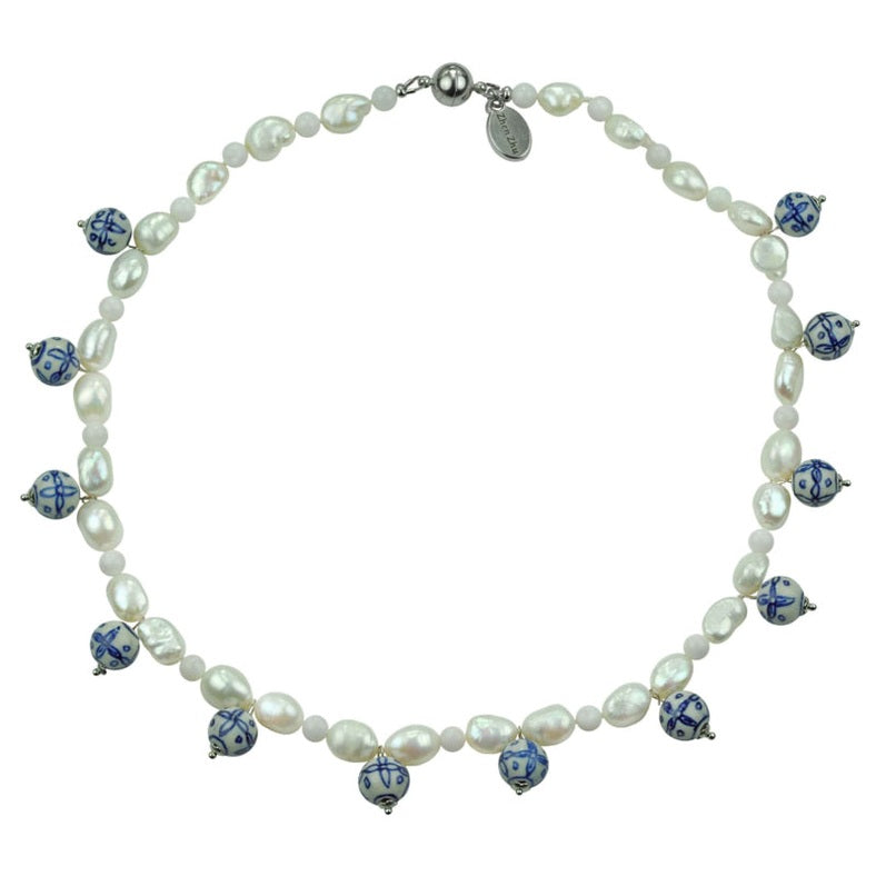 Zoetwater parelketting met witte parels, bedeltjes van Delfts blauw en magneetslotje | Hollands Glorie Bedeltje