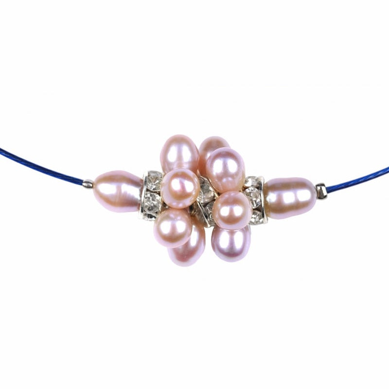 Detail van zoetwater parelketting met roze parels en stras steentjes aan blauwe spang | Bling Purple Ball