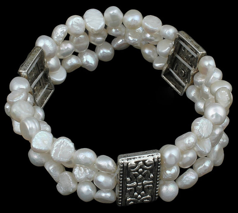 Wit zoetwater parel armband met 3 rijen met zwarte achtergrond | Three Row White Pearl