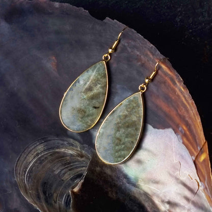 Edelstenen oorbellen met labradoriet en goud edelstaal hangend in schelp | Big Teardrop Labradorite Gold