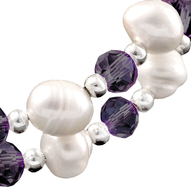Detail van zoetwater parel wikkel armband met witte parels en paarse glas kristallen | Wrap Pearl Purple Crystal