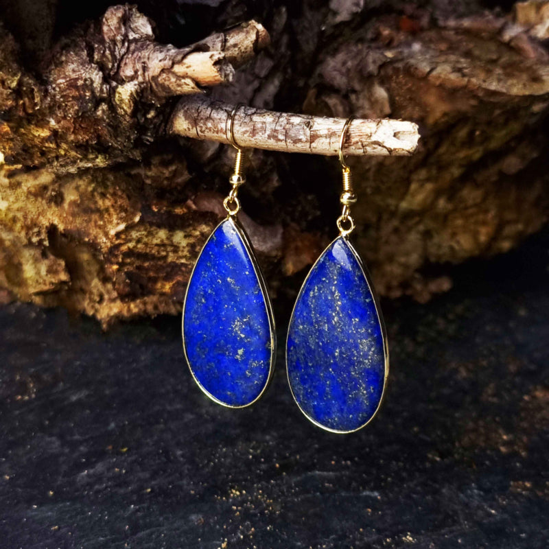 Blauwe edelstenen oorbellen met lapis lazuli en goud edelstaal hangend aan tak | Big Teardrop Lapis Lazuli Gold