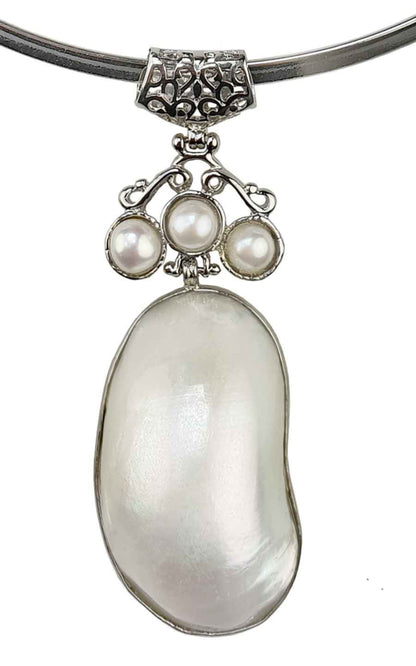 Detail van korte zoetwater parel ketting met witte parels en witte parelmoer schelp hanger aan spang | Three Pearl Shell Long