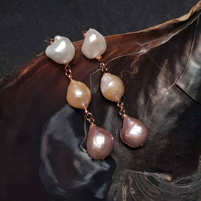 Lange zoetwater parel oorbellen met witte, zalm en roze barok parels en rosé goud hangend in schelp | 3 Baroque Soft Pearls
