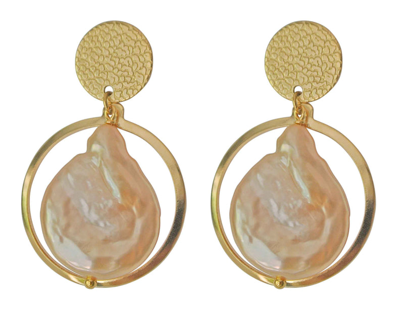 Zoetwater parel oorbellen met grote zalm kleurige parels met goud edelstaal | Flow Peach Coin Gold Pearl