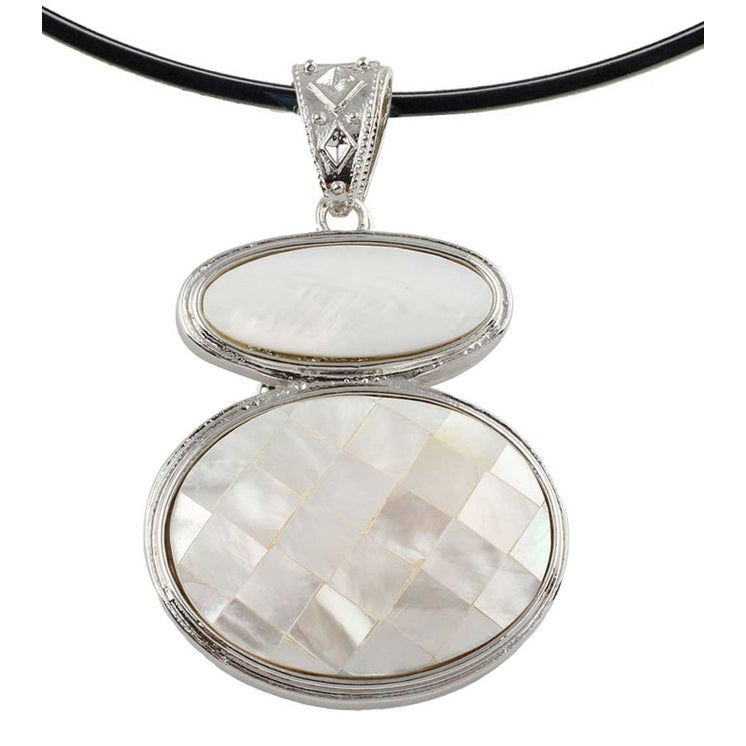 Detail van Parelmoeren ketting met witte hanger | White & Mosaic Shell