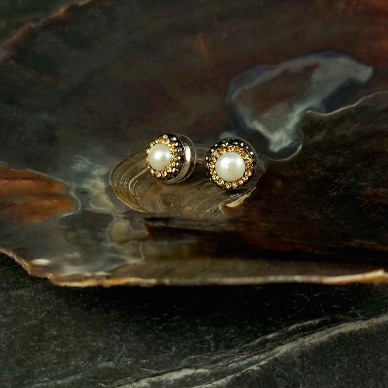 Witte zoetwater parel oorknopjes met stras steentjes liggend in schelp | Bright Pearl Gold Small